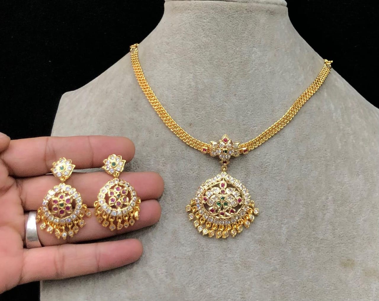 SHORT NECKLACE